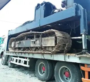 Pekerjaan pondasi dan pemasangan sheet pile pada area proyek infrastruktur sungai