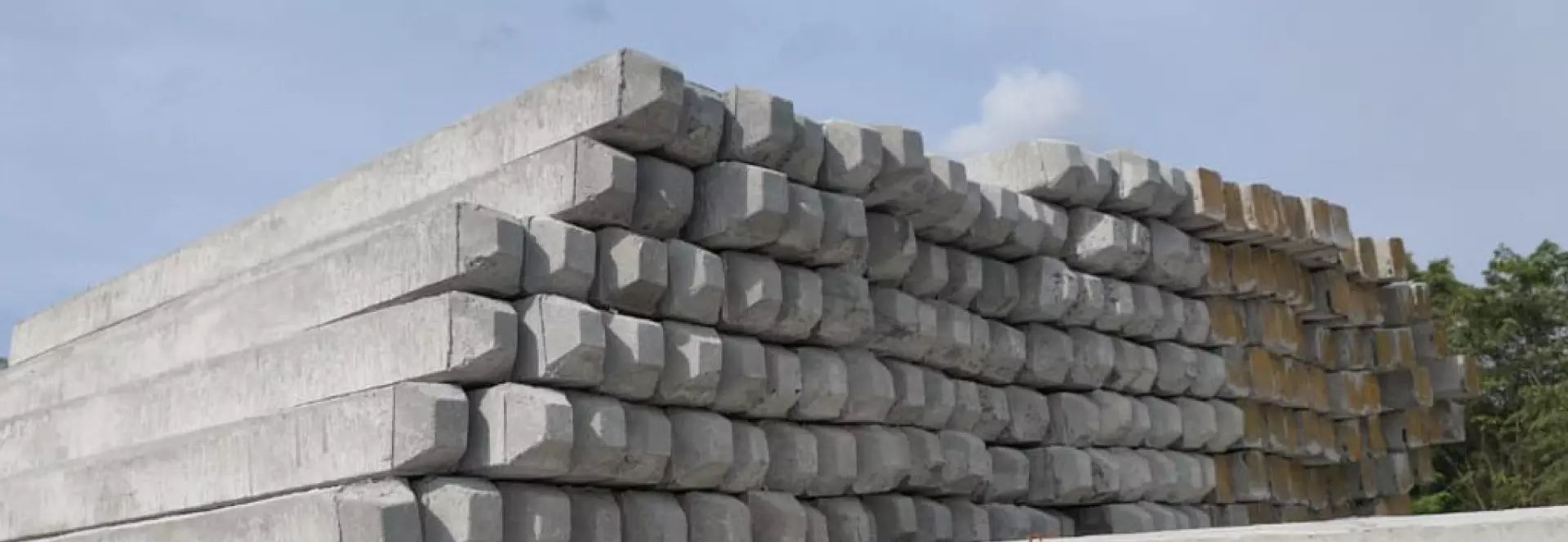 Tumpukan tiang pancang beton precast di area produksi Mandiri Jaya Beton