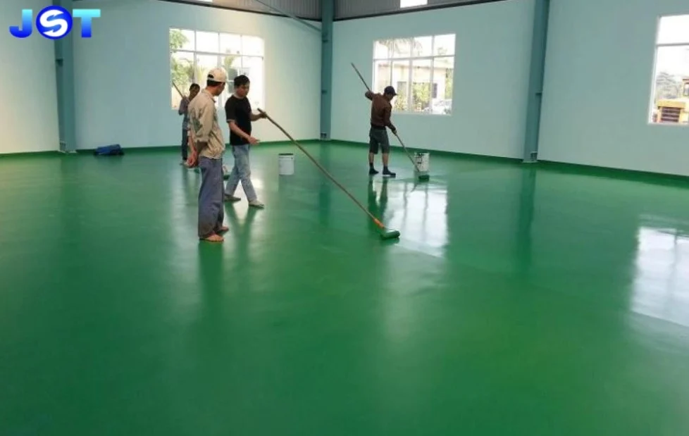 Lantai epoxy hijau sangat reflektif seperti cermin di koridor atau gudang setelah finishing.