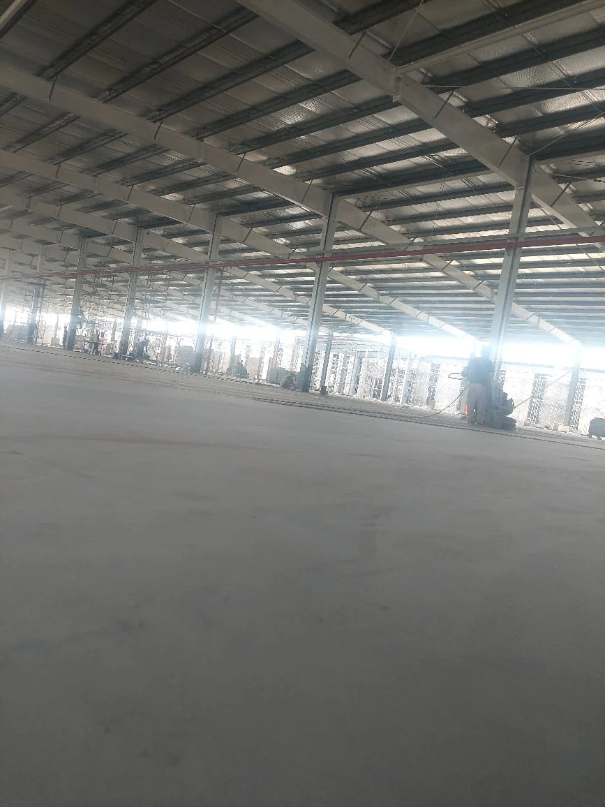 Lantai epoxy setelah finishing di fasilitas industri dengan garis zona dan permukaan rata.